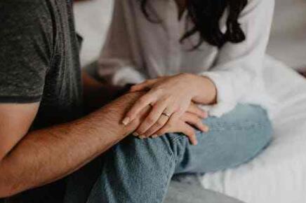 广州找人公司：如何平静地处理伴侣的婚外情？